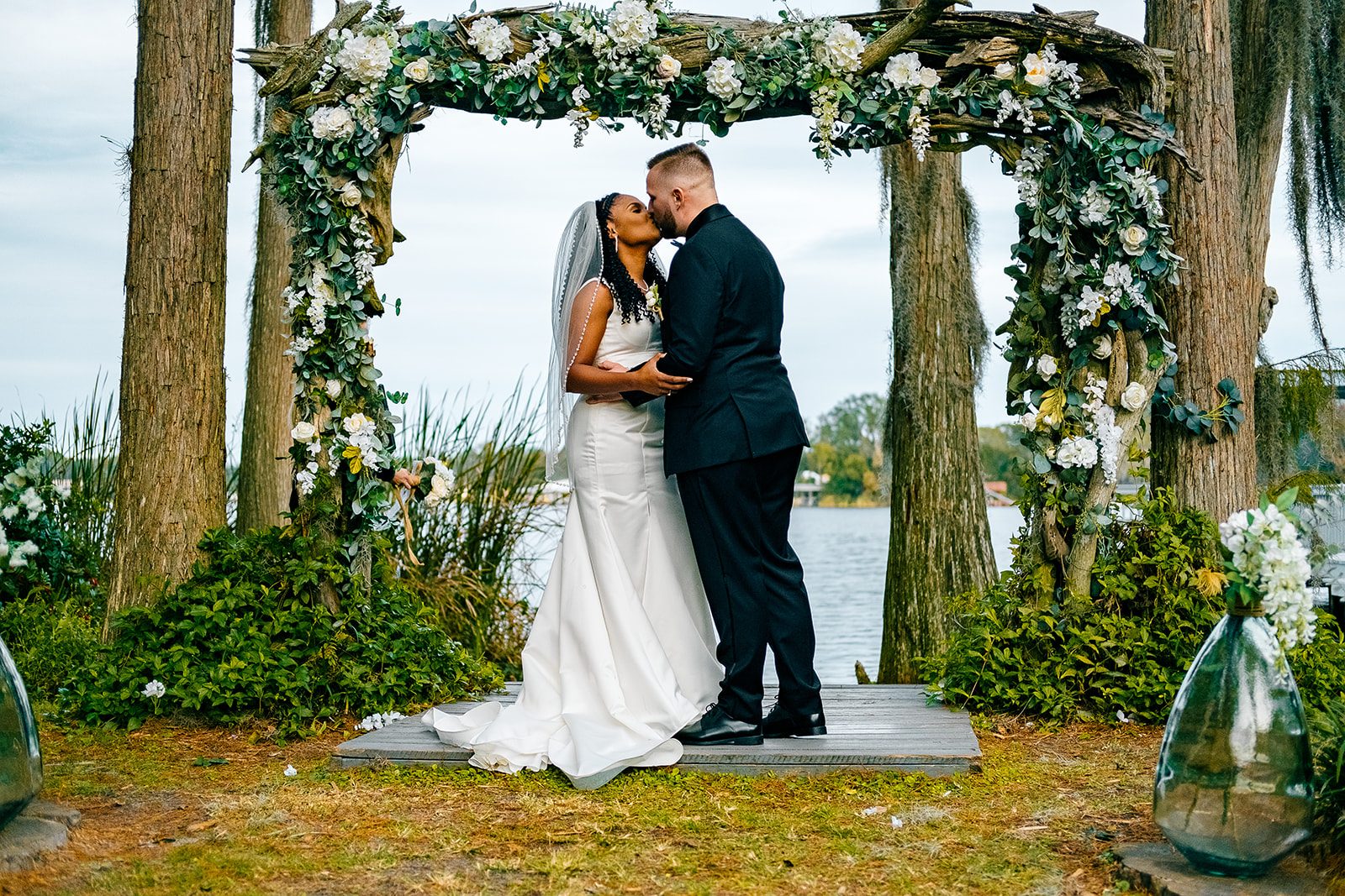Marivellises + Marek - Wedding at Knotted Roots on the Lake